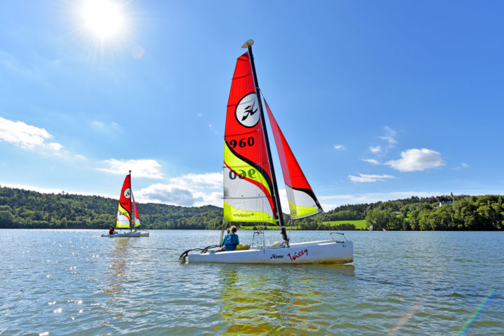 Catamarans sur le lac d'Aydat © Henri Derus