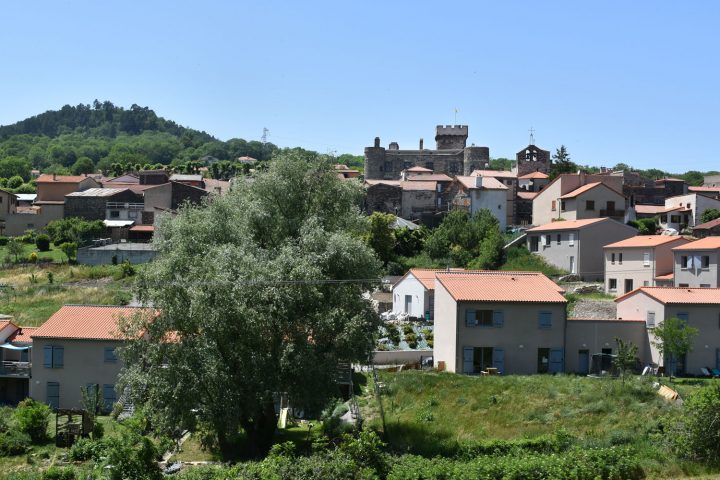 Le château d'Opme et le village