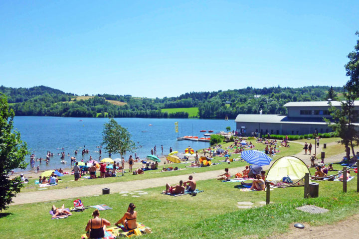 La plage du lac d'Aydat © Mond'Arverne Tourisme