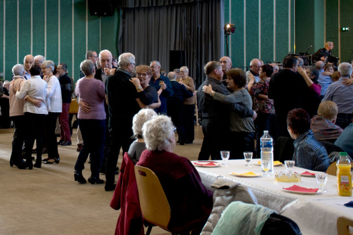 Les après-midis dansants permettent de partager d’agréables moments autour d’un goûter et d’un orchestre.