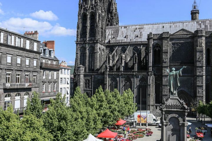 La place de la Victoire et la cathédrale de Clermont-Ferrand