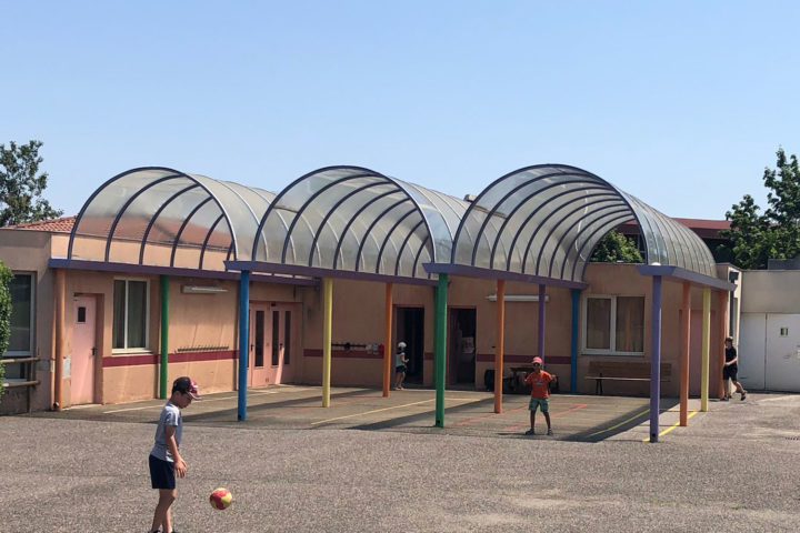 La cour de récréation de l'école Louise-Michel de Romagnat