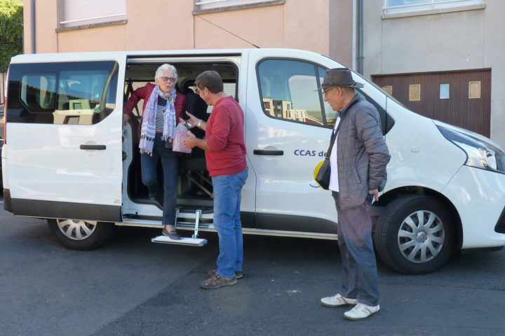 Un minibus permet d'accompagner les personnes âgées et/ou handicapées pour faire des courses