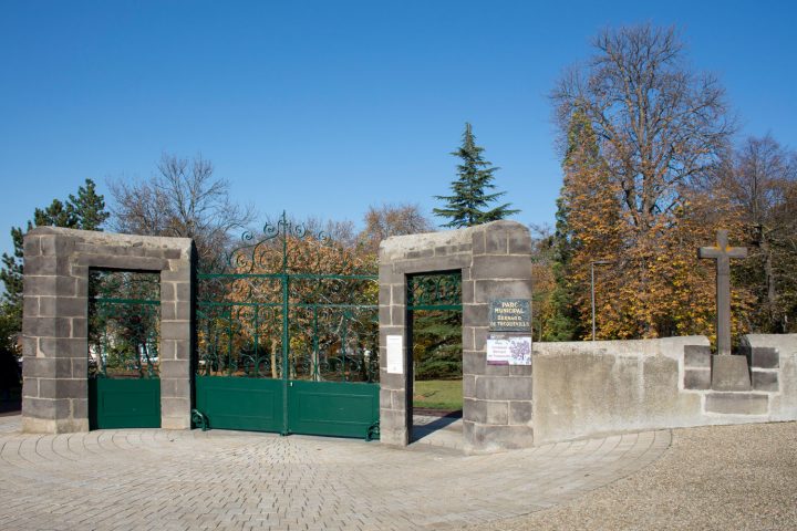 L'entrée du parc Bernard-de-Tocqueville