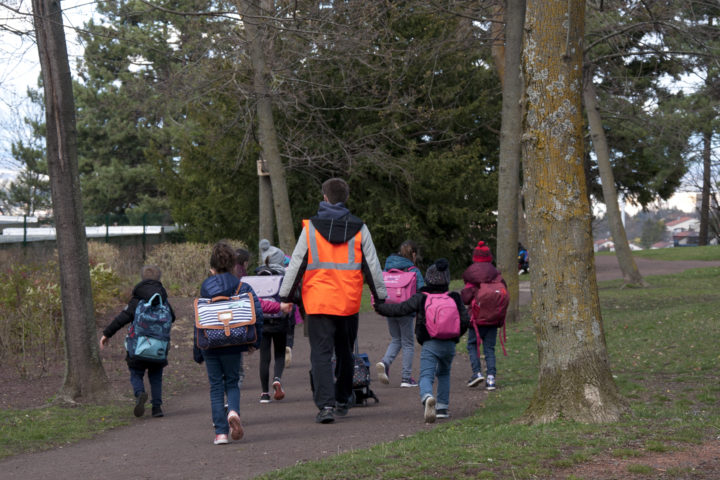 Le pedibus conduit les enfants des écoles aux activités associatives