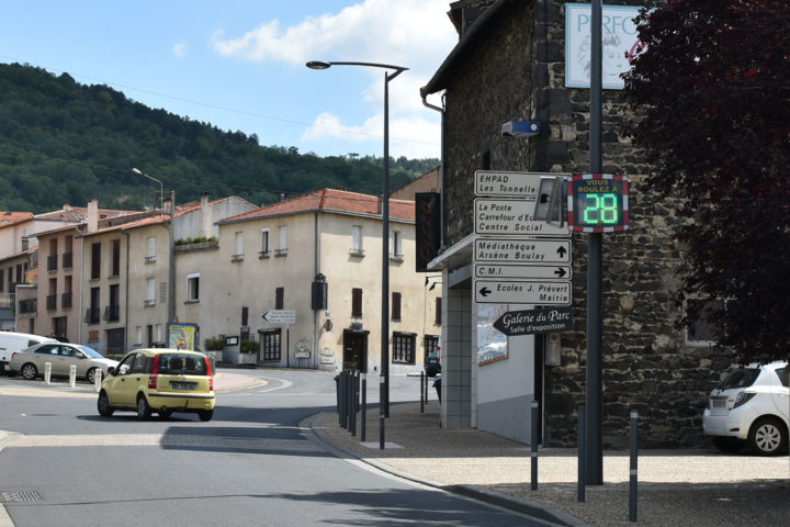 Deux radars préventifs mobiles mesurent la vitesse et informent les conducteurs en temps réel.roblématiques.