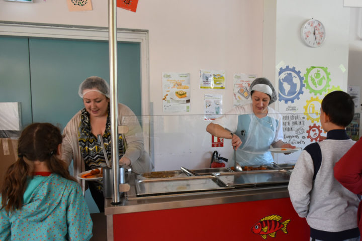 Le service du plat chaud au self de l'école jacques-Prévert