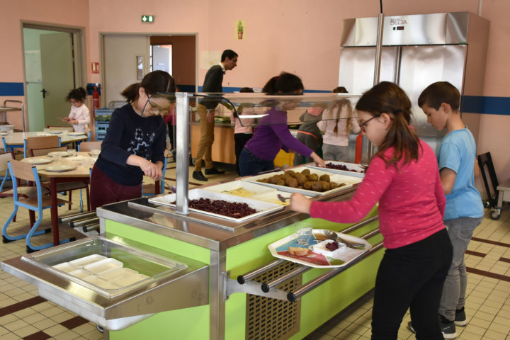 L'entrée et le dessert sont mis à disposition des enfants sur un îlot central