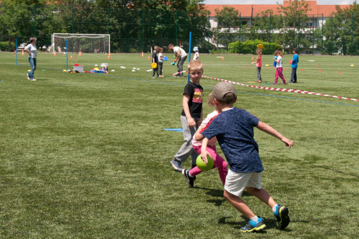 Sport scolaire sur le terrain de foot