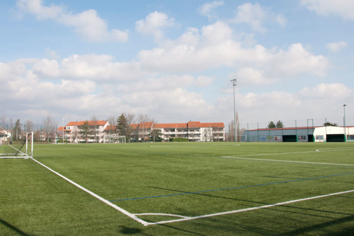 Le terrain synthétique du stade des Pérouses